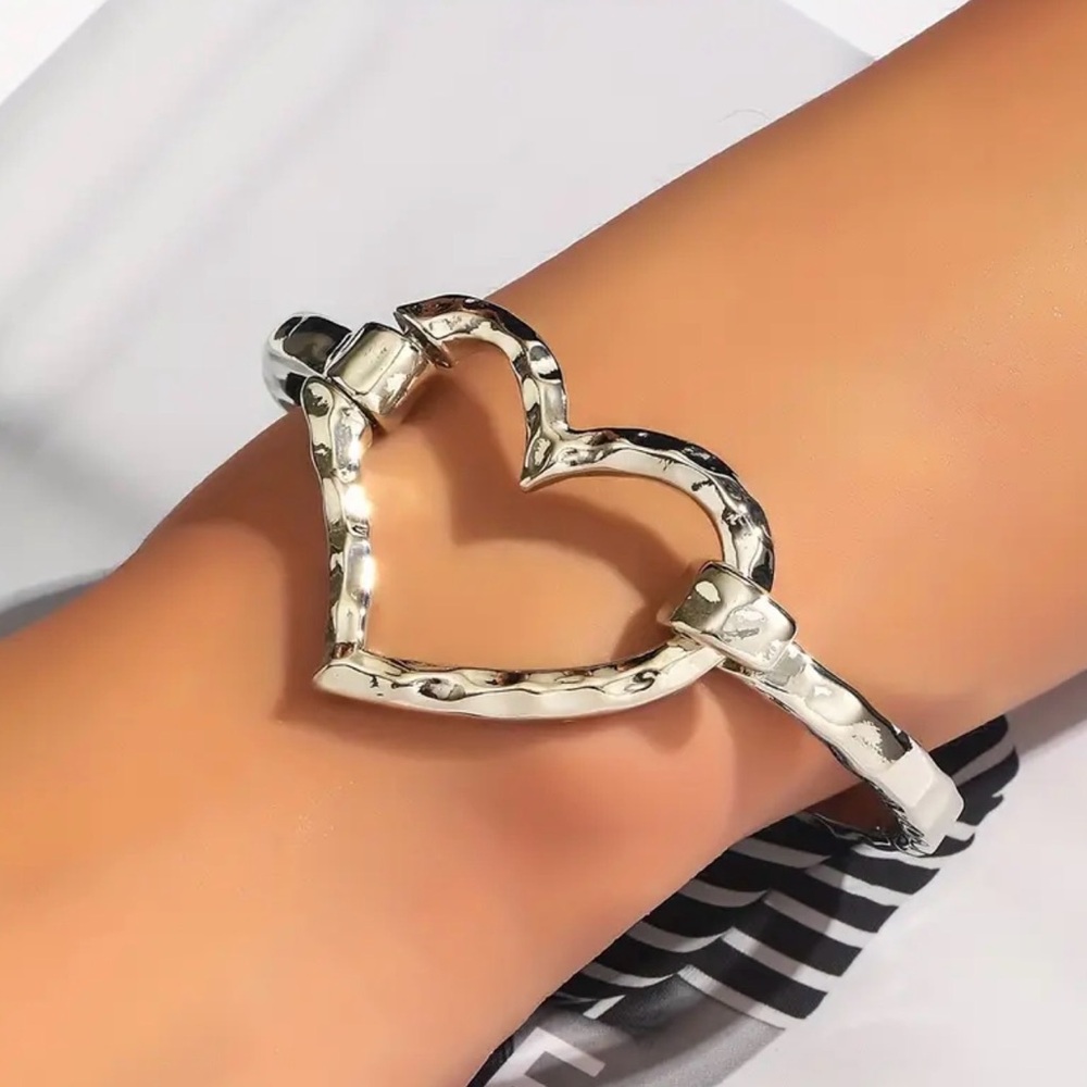 SILVER TONE HOLLOW HEART BRACELET WITH SPRING